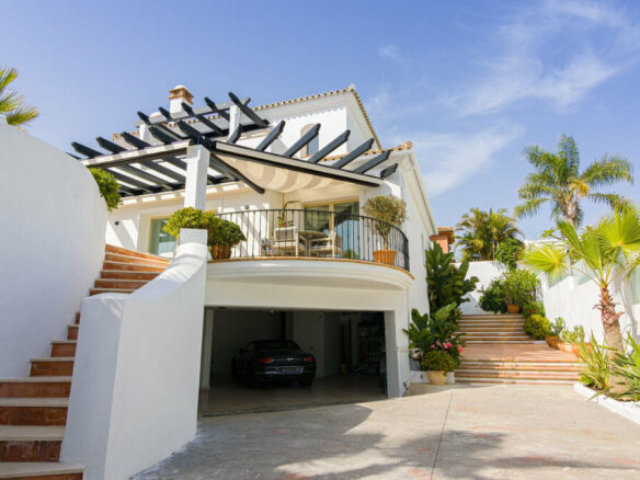 FOR SALE 🏡 Renovated Five-Bedroom Villa with Sea Views 300 m from the Beach – Las Chapas, Marbella East 🇪🇸