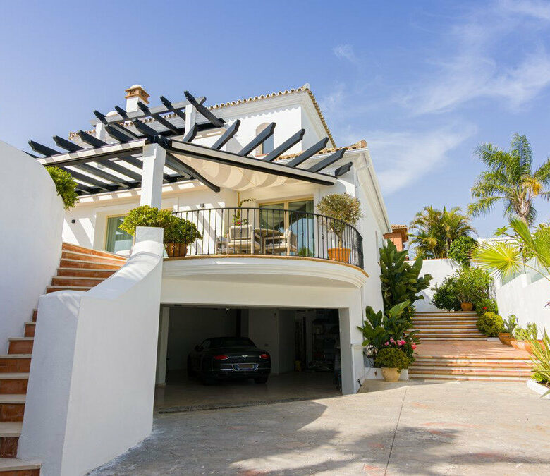 FOR SALE 🏡 Renovated Five-Bedroom Villa with Sea Views 300 m from the Beach – Las Chapas, Marbella East 🇪🇸