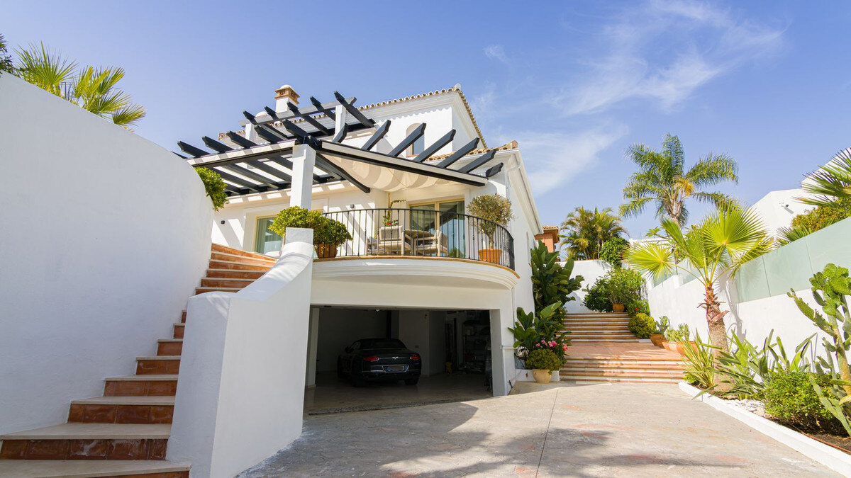 FOR SALE 🏡 Renovated Five-Bedroom Villa with Sea Views 300 m from the Beach – Las Chapas, Marbella East 🇪🇸
