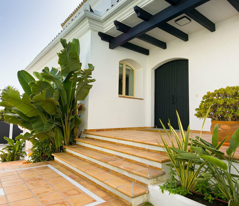 FOR SALE 🏡 Renovated Five-Bedroom Villa with Sea Views 300 m from the Beach – Las Chapas, Marbella East 🇪🇸