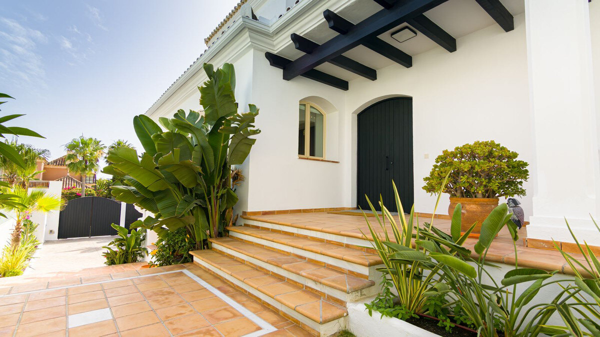 FOR SALE 🏡 Renovated Five-Bedroom Villa with Sea Views 300 m from the Beach – Las Chapas, Marbella East 🇪🇸