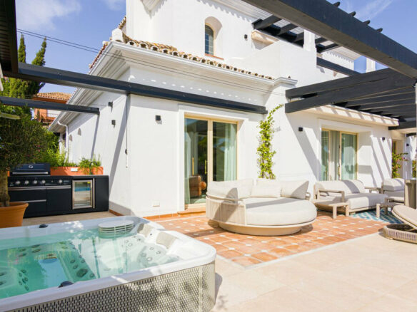 FOR SALE 🏡 Renovated Five-Bedroom Villa with Sea Views 300 m from the Beach – Las Chapas, Marbella East 🇪🇸