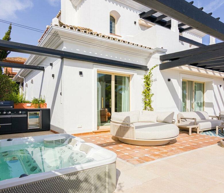 FOR SALE 🏡 Renovated Five-Bedroom Villa with Sea Views 300 m from the Beach – Las Chapas, Marbella East 🇪🇸