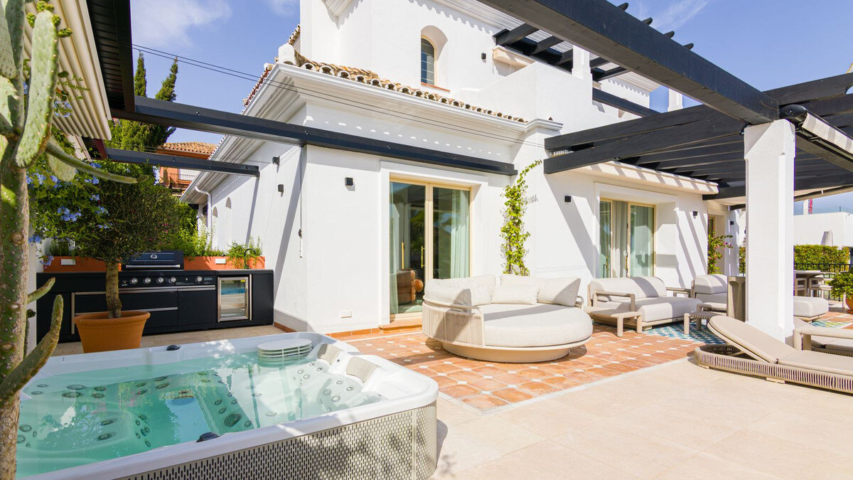 FOR SALE 🏡 Renovated Five-Bedroom Villa with Sea Views 300 m from the Beach – Las Chapas, Marbella East 🇪🇸