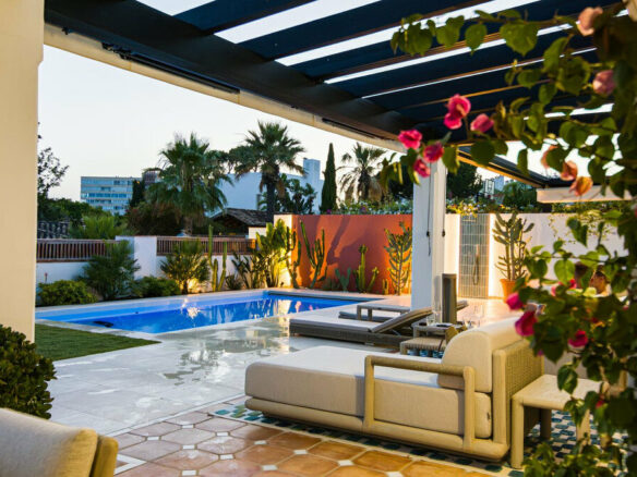 FOR SALE 🏡 Renovated Five-Bedroom Villa with Sea Views 300 m from the Beach – Las Chapas, Marbella East 🇪🇸