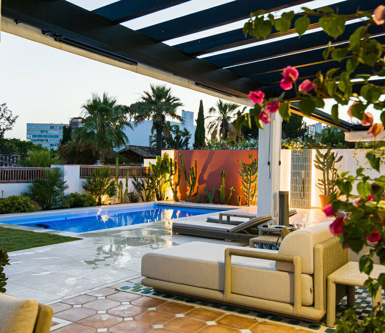 FOR SALE 🏡 Renovated Five-Bedroom Villa with Sea Views 300 m from the Beach – Las Chapas, Marbella East 🇪🇸