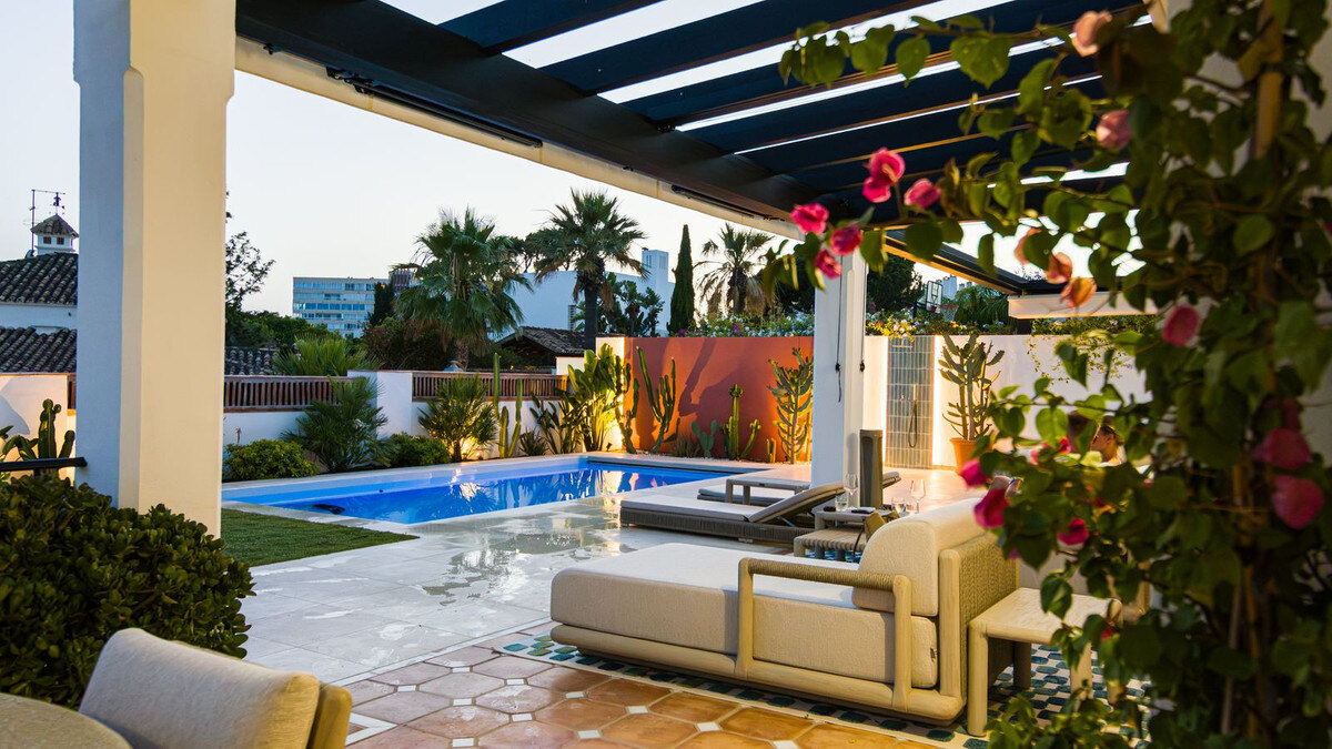 FOR SALE 🏡 Renovated Five-Bedroom Villa with Sea Views 300 m from the Beach – Las Chapas, Marbella East 🇪🇸