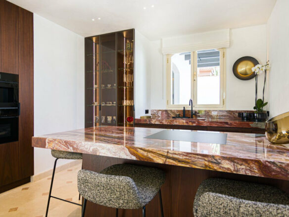 FOR SALE 🏡 Renovated Five-Bedroom Villa with Sea Views 300 m from the Beach – Las Chapas, Marbella East 🇪🇸