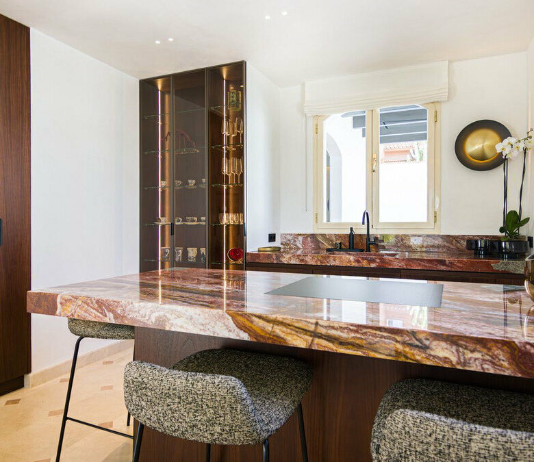 FOR SALE 🏡 Renovated Five-Bedroom Villa with Sea Views 300 m from the Beach – Las Chapas, Marbella East 🇪🇸