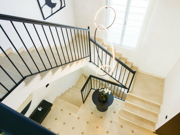 FOR SALE 🏡 Renovated Five-Bedroom Villa with Sea Views 300 m from the Beach – Las Chapas, Marbella East 🇪🇸