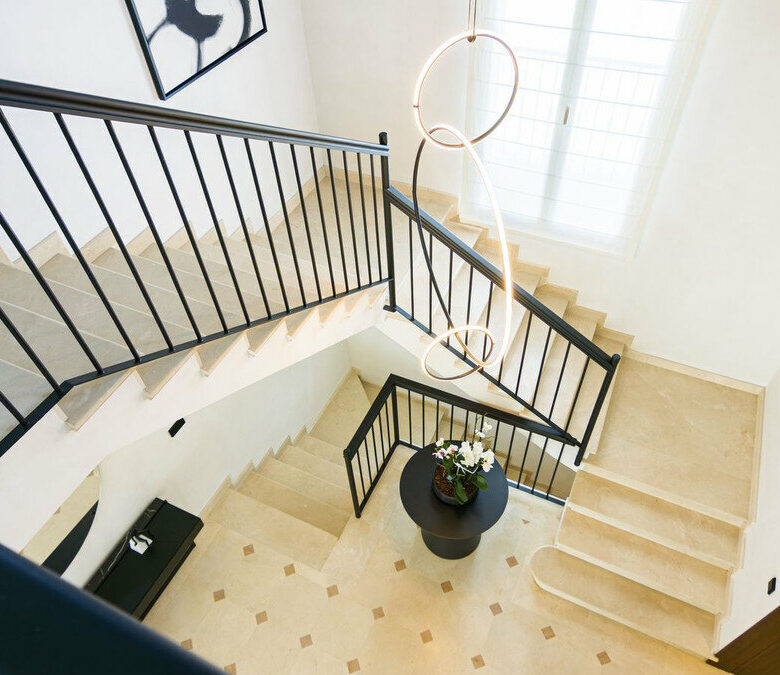 FOR SALE 🏡 Renovated Five-Bedroom Villa with Sea Views 300 m from the Beach – Las Chapas, Marbella East 🇪🇸