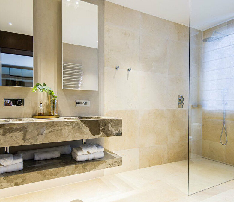 FOR SALE 🏡 Renovated Five-Bedroom Villa with Sea Views 300 m from the Beach – Las Chapas, Marbella East 🇪🇸