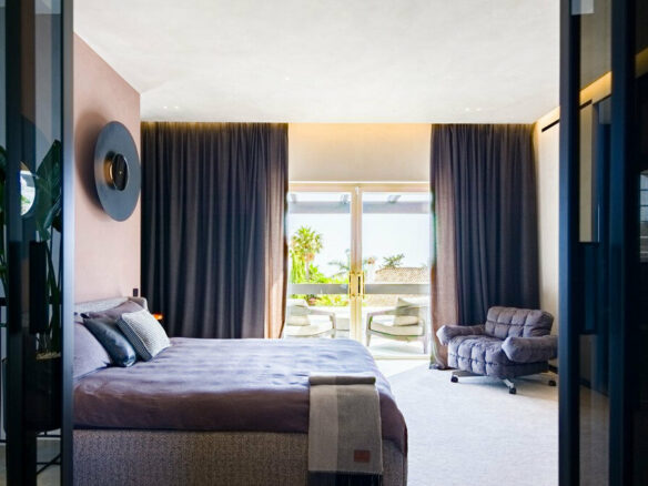 FOR SALE 🏡 Renovated Five-Bedroom Villa with Sea Views 300 m from the Beach – Las Chapas, Marbella East 🇪🇸