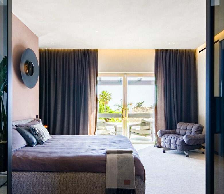 FOR SALE 🏡 Renovated Five-Bedroom Villa with Sea Views 300 m from the Beach – Las Chapas, Marbella East 🇪🇸