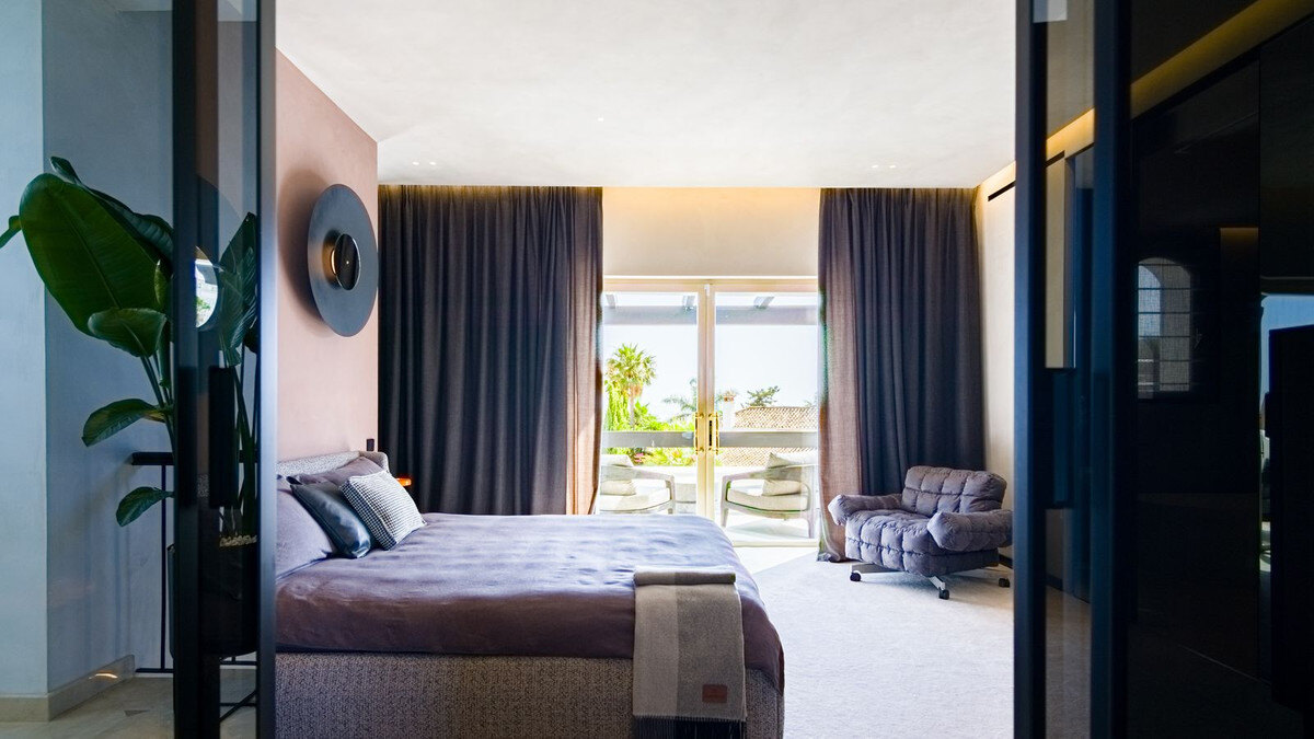 FOR SALE 🏡 Renovated Five-Bedroom Villa with Sea Views 300 m from the Beach – Las Chapas, Marbella East 🇪🇸