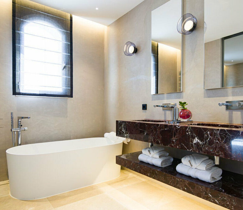FOR SALE 🏡 Renovated Five-Bedroom Villa with Sea Views 300 m from the Beach – Las Chapas, Marbella East 🇪🇸