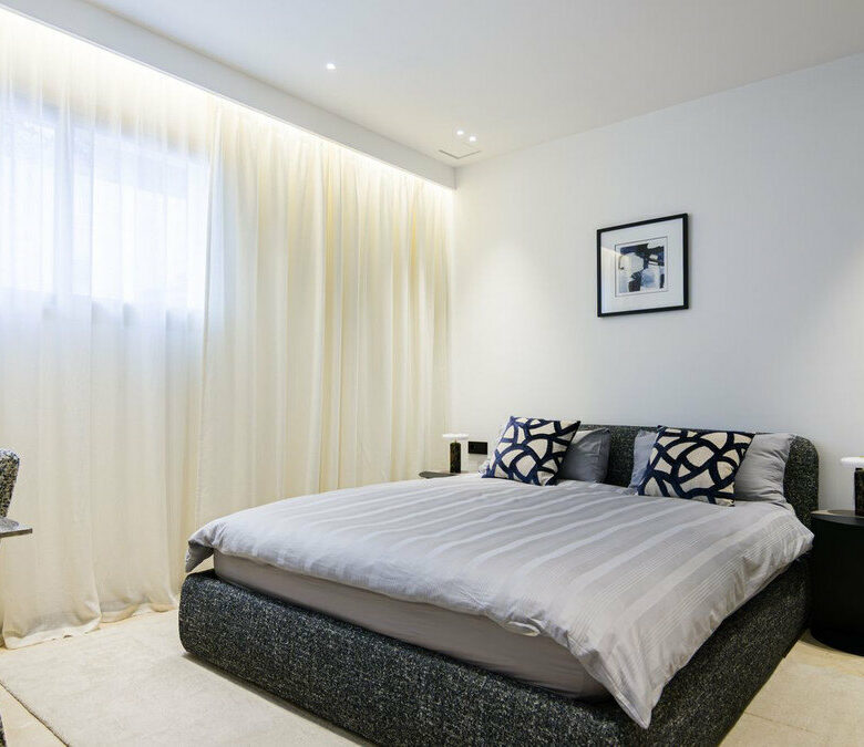 FOR SALE 🏡 Renovated Five-Bedroom Villa with Sea Views 300 m from the Beach – Las Chapas, Marbella East 🇪🇸