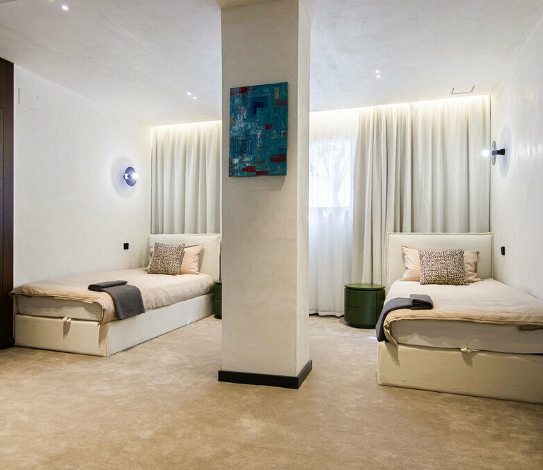 FOR SALE 🏡 Renovated Five-Bedroom Villa with Sea Views 300 m from the Beach – Las Chapas, Marbella East 🇪🇸