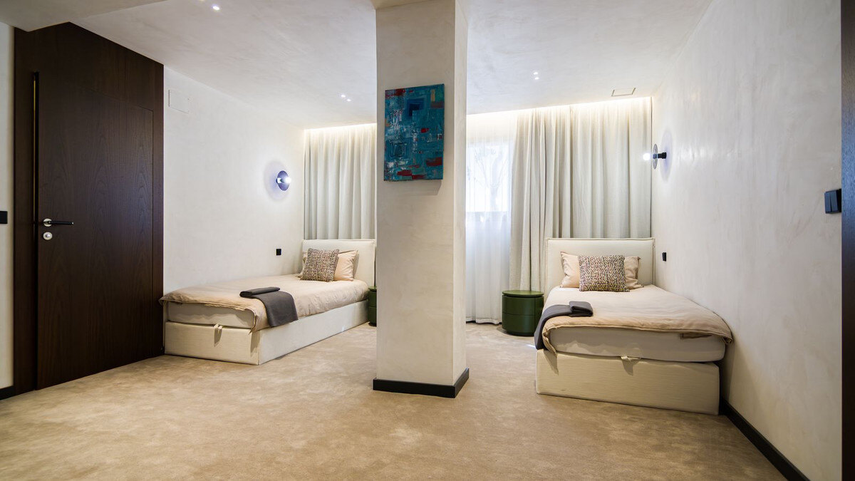 FOR SALE 🏡 Renovated Five-Bedroom Villa with Sea Views 300 m from the Beach – Las Chapas, Marbella East 🇪🇸