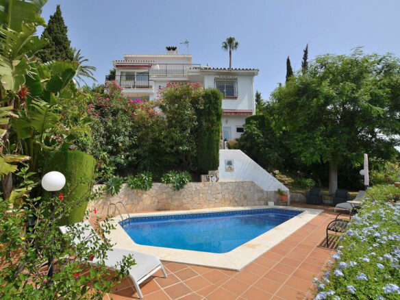 FOR SALE 🏡 Three-Bedroom Villa with Sea Views and Pool to Update – Torremuelle, Benalmádena 🇪🇸