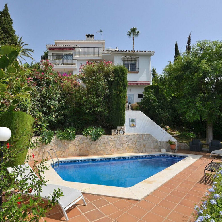 FOR SALE 🏡 Three-Bedroom Villa with Sea Views and Pool to Update – Torremuelle, Benalmádena 🇪🇸