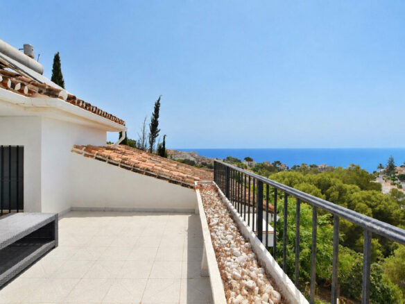 FOR SALE 🏡 Three-Bedroom Villa with Sea Views and Pool to Update – Torremuelle, Benalmádena 🇪🇸