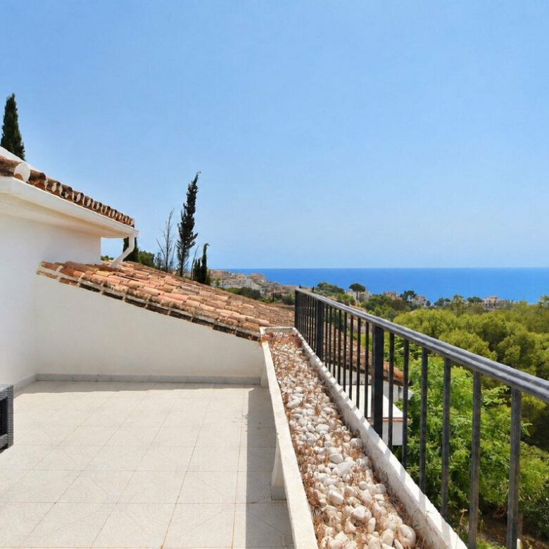 FOR SALE 🏡 Three-Bedroom Villa with Sea Views and Pool to Update – Torremuelle, Benalmádena 🇪🇸