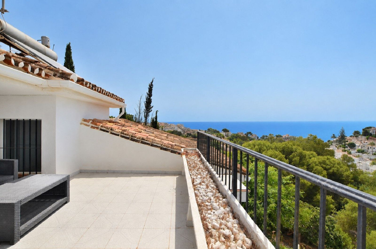 FOR SALE 🏡 Three-Bedroom Villa with Sea Views and Pool to Update – Torremuelle, Benalmádena 🇪🇸