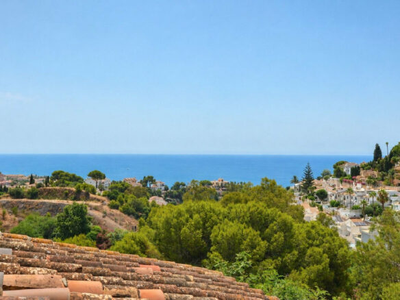 FOR SALE 🏡 Three-Bedroom Villa with Sea Views and Pool to Update – Torremuelle, Benalmádena 🇪🇸