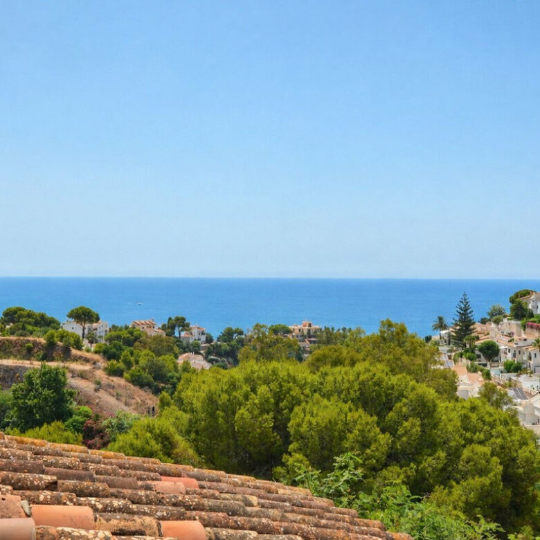 FOR SALE 🏡 Three-Bedroom Villa with Sea Views and Pool to Update – Torremuelle, Benalmádena 🇪🇸
