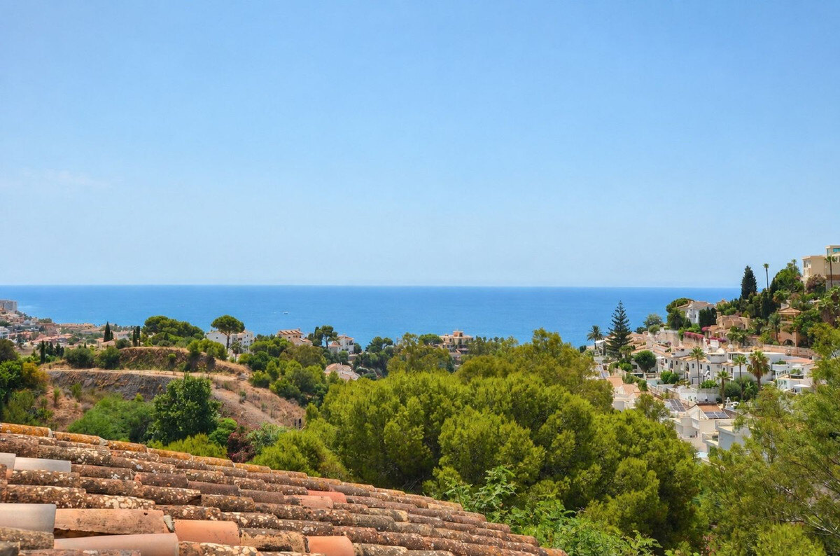 FOR SALE 🏡 Three-Bedroom Villa with Sea Views and Pool to Update – Torremuelle, Benalmádena 🇪🇸
