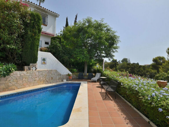 FOR SALE 🏡 Three-Bedroom Villa with Sea Views and Pool to Update – Torremuelle, Benalmádena 🇪🇸