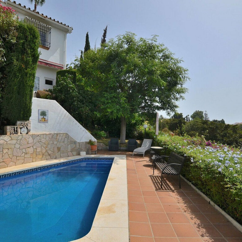 FOR SALE 🏡 Three-Bedroom Villa with Sea Views and Pool to Update – Torremuelle, Benalmádena 🇪🇸