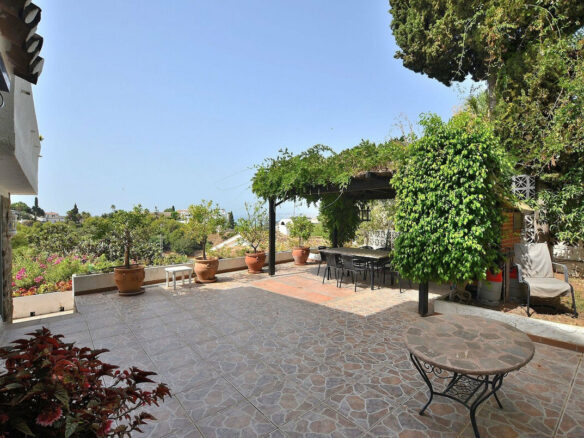 FOR SALE 🏡 Three-Bedroom Villa with Sea Views and Pool to Update – Torremuelle, Benalmádena 🇪🇸