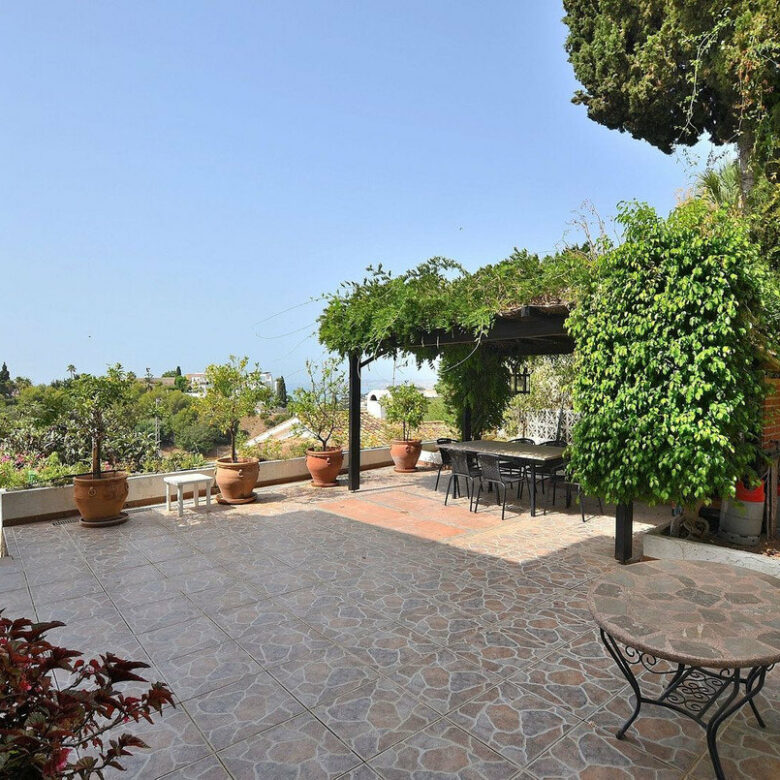 FOR SALE 🏡 Three-Bedroom Villa with Sea Views and Pool to Update – Torremuelle, Benalmádena 🇪🇸