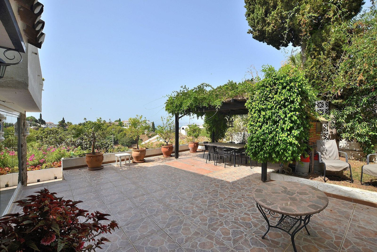 FOR SALE 🏡 Three-Bedroom Villa with Sea Views and Pool to Update – Torremuelle, Benalmádena 🇪🇸