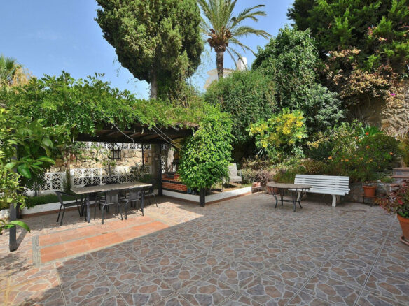 FOR SALE 🏡 Three-Bedroom Villa with Sea Views and Pool to Update – Torremuelle, Benalmádena 🇪🇸