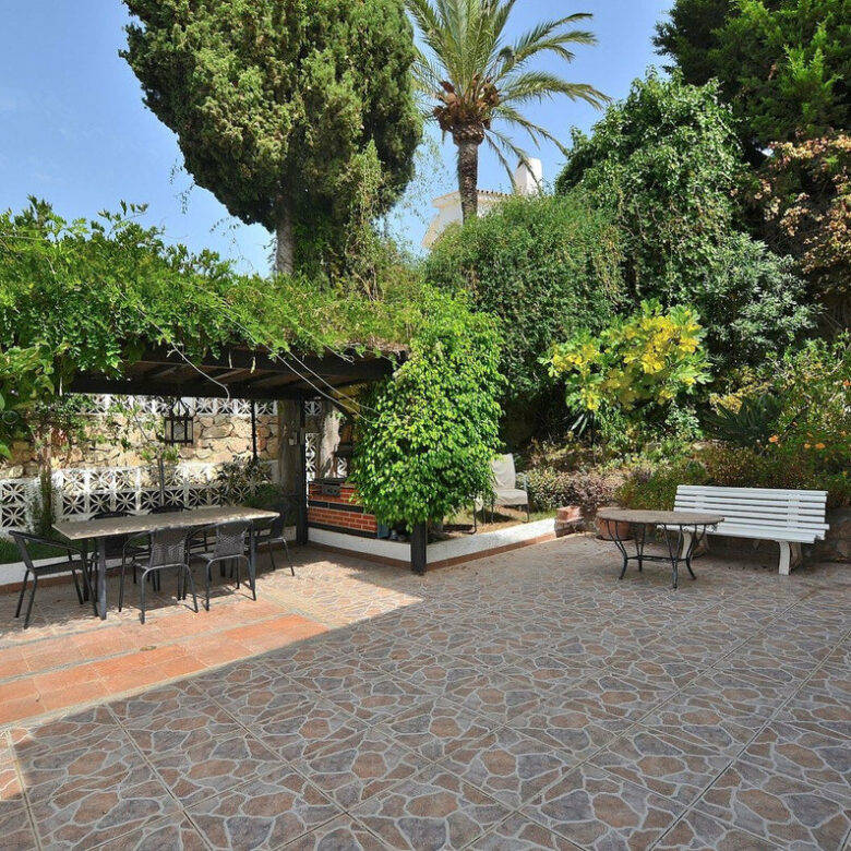 FOR SALE 🏡 Three-Bedroom Villa with Sea Views and Pool to Update – Torremuelle, Benalmádena 🇪🇸