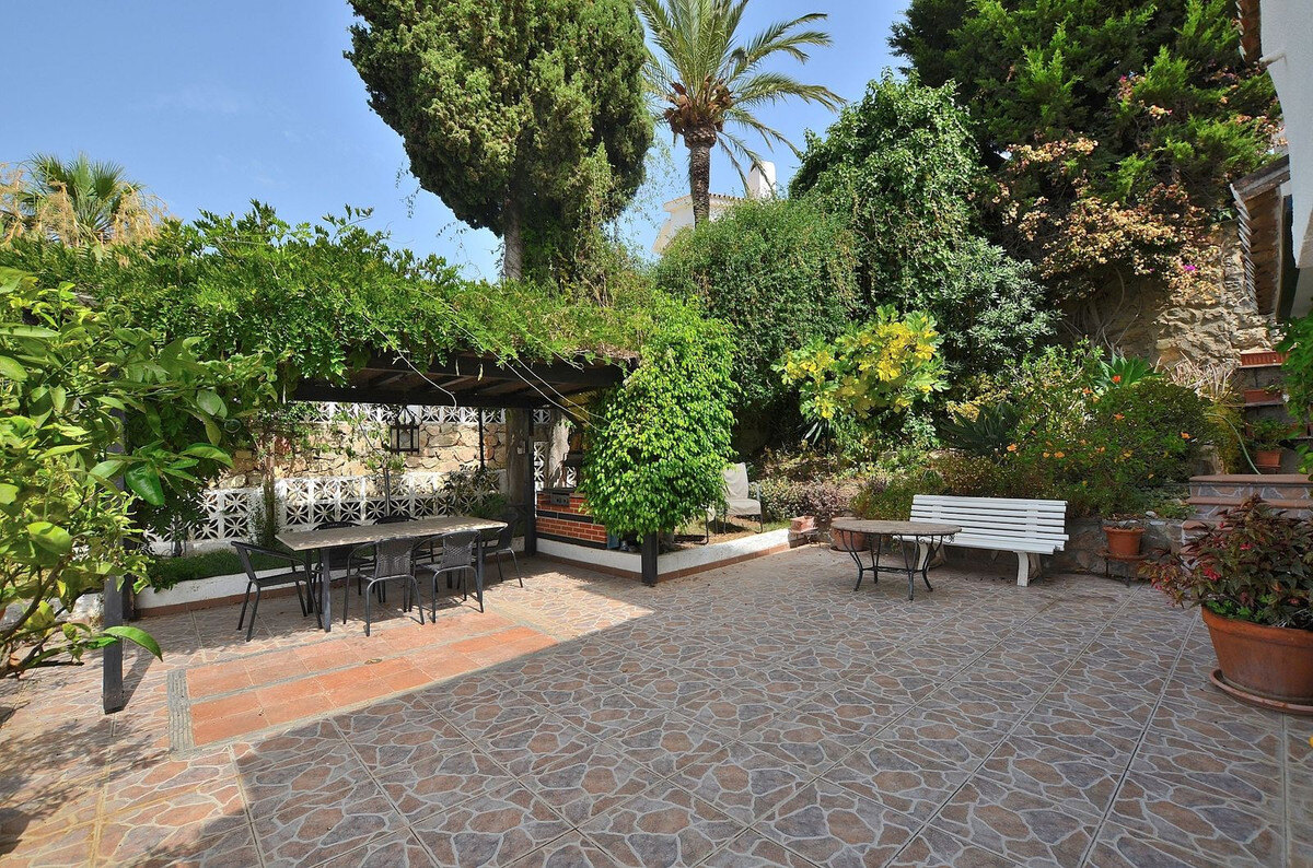 FOR SALE 🏡 Three-Bedroom Villa with Sea Views and Pool to Update – Torremuelle, Benalmádena 🇪🇸