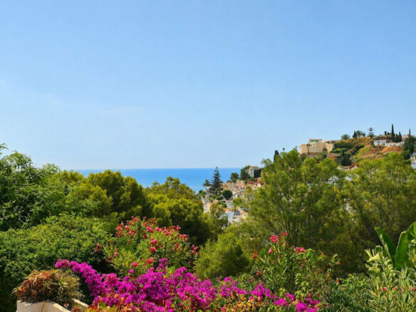 FOR SALE 🏡 Three-Bedroom Villa with Sea Views and Pool to Update – Torremuelle, Benalmádena 🇪🇸