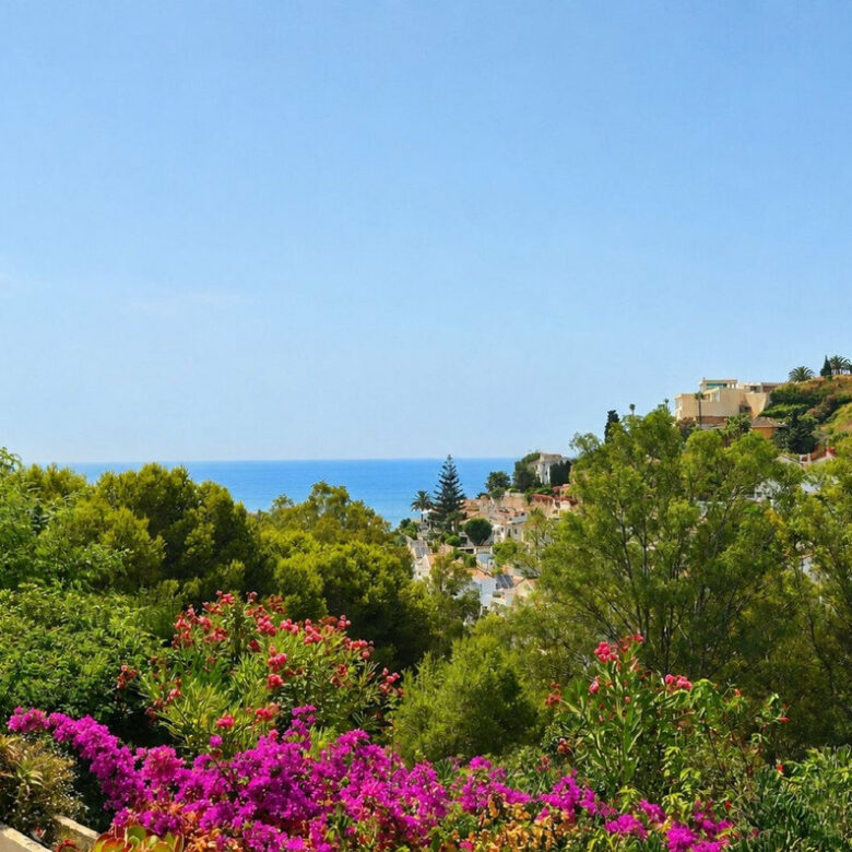 FOR SALE 🏡 Three-Bedroom Villa with Sea Views and Pool to Update – Torremuelle, Benalmádena 🇪🇸