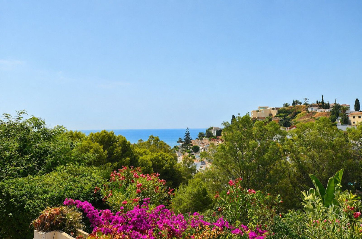FOR SALE 🏡 Three-Bedroom Villa with Sea Views and Pool to Update – Torremuelle, Benalmádena 🇪🇸