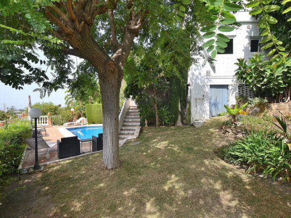FOR SALE 🏡 Three-Bedroom Villa with Sea Views and Pool to Update – Torremuelle, Benalmádena 🇪🇸