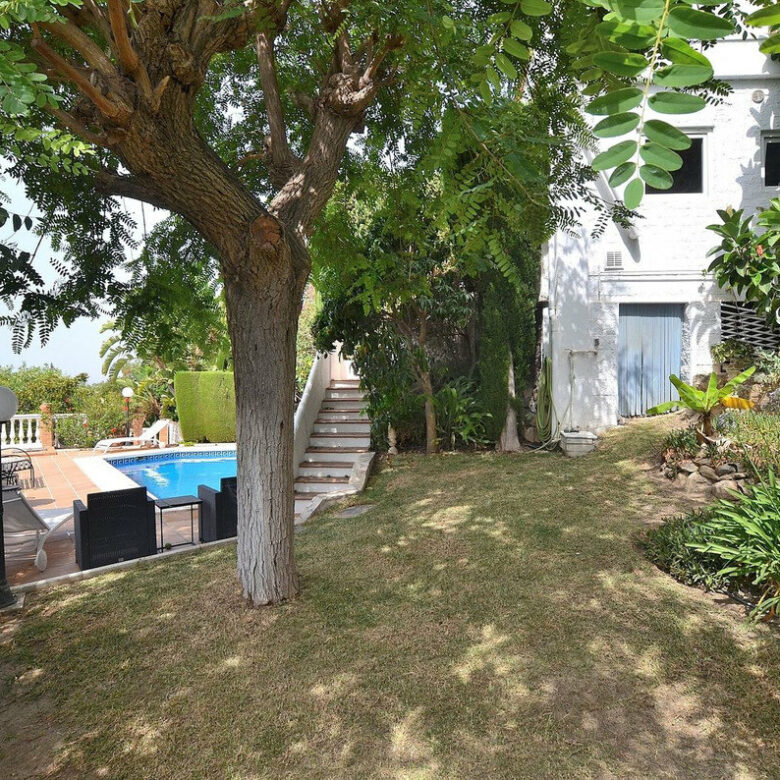FOR SALE 🏡 Three-Bedroom Villa with Sea Views and Pool to Update – Torremuelle, Benalmádena 🇪🇸
