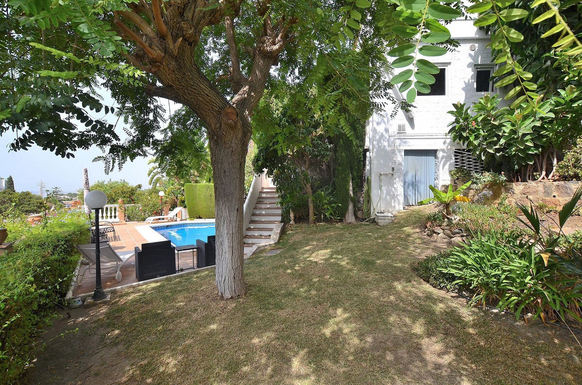 FOR SALE 🏡 Three-Bedroom Villa with Sea Views and Pool to Update – Torremuelle, Benalmádena 🇪🇸
