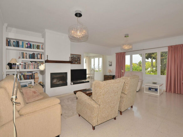 FOR SALE 🏡 Three-Bedroom Villa with Sea Views and Pool to Update – Torremuelle, Benalmádena 🇪🇸
