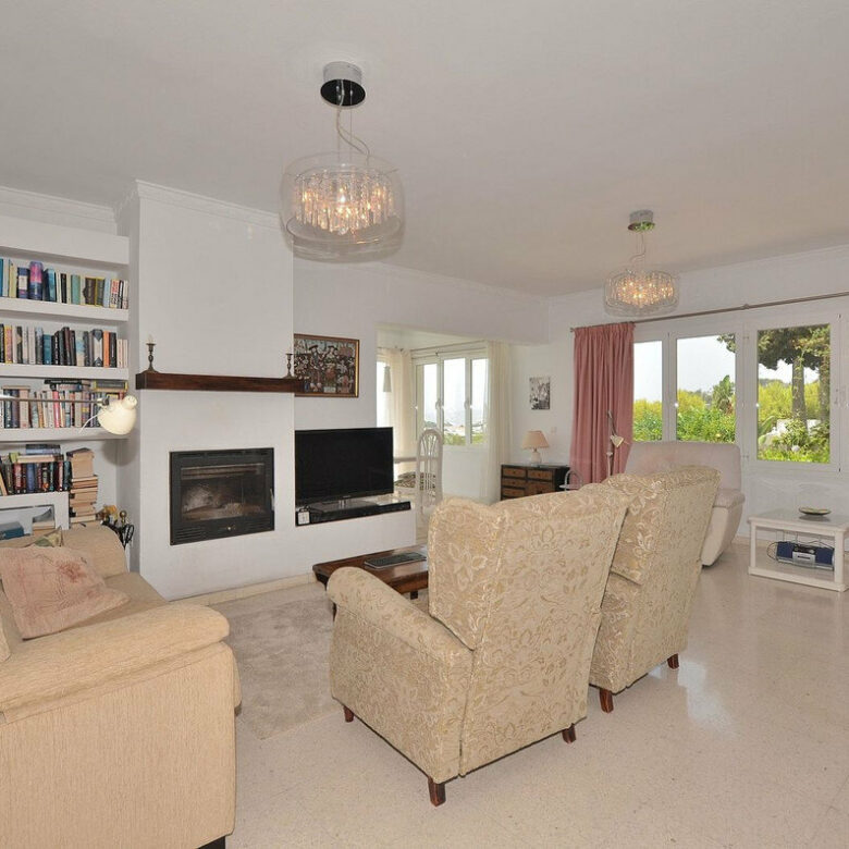 FOR SALE 🏡 Three-Bedroom Villa with Sea Views and Pool to Update – Torremuelle, Benalmádena 🇪🇸