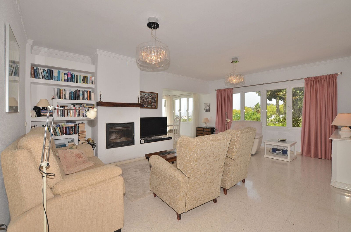FOR SALE 🏡 Three-Bedroom Villa with Sea Views and Pool to Update – Torremuelle, Benalmádena 🇪🇸