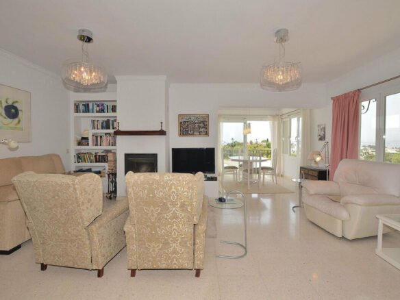 FOR SALE 🏡 Three-Bedroom Villa with Sea Views and Pool to Update – Torremuelle, Benalmádena 🇪🇸