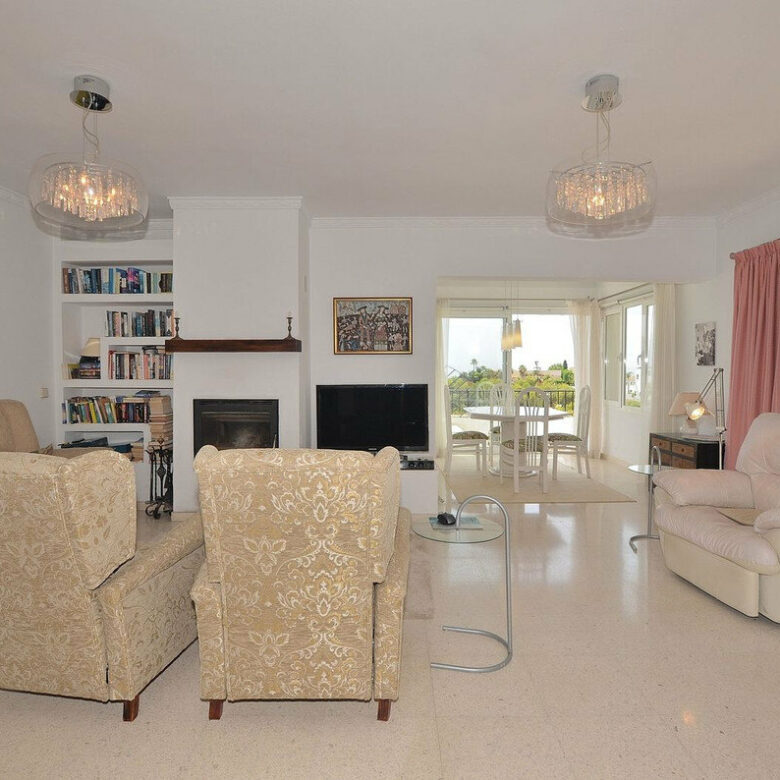 FOR SALE 🏡 Three-Bedroom Villa with Sea Views and Pool to Update – Torremuelle, Benalmádena 🇪🇸